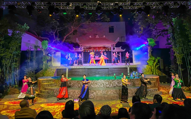 Sôi động các chương trình nghệ thuật chuyên nghiệp chào mừng Đại hội lần thứ XIV của Đảng - Ảnh 2.