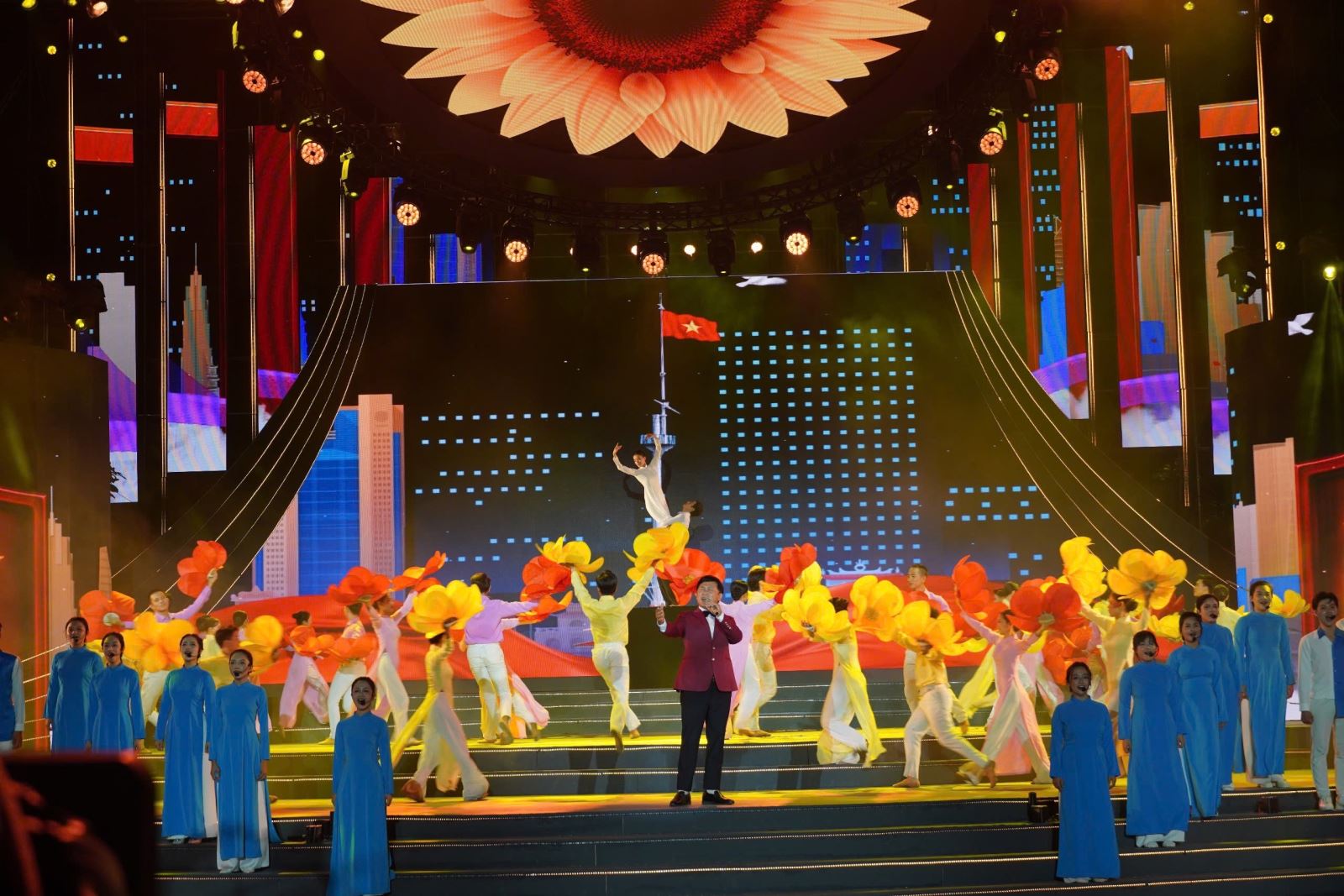 TP Hồ Chí Minh tổ chức nghệ thuật chào mừng thành công Đại hội XIV - Ảnh 1.