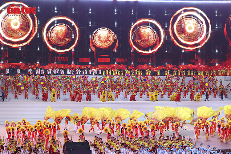 Hà Nội: Tổng duyệt Chương trình nghệ thuật đặc biệt 'Dưới lá cờ vẻ vang của Đảng' - Ảnh 2. Hà Nội: Tổng duyệt Chương trình nghệ thuật đặc biệt 'Dưới lá cờ vẻ vang của Đảng' - Ảnh 2.