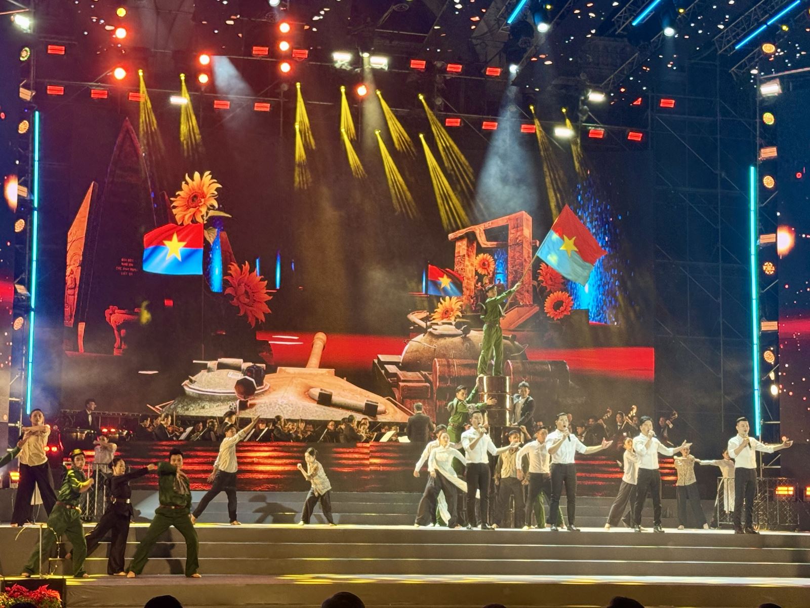 Chương trình nghệ thuật 'Ánh sáng niềm tin và khát vọng' chào mừng thành công Đại hội XIV của Đảng - Ảnh 4.