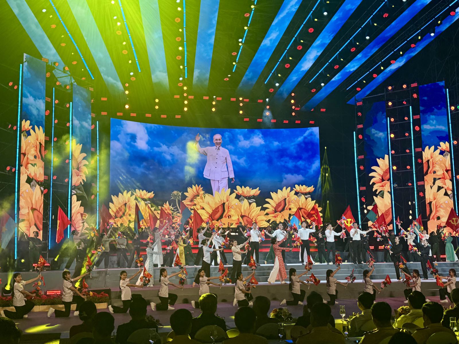 Chương trình nghệ thuật 'Ánh sáng niềm tin và khát vọng' chào mừng thành công Đại hội XIV của Đảng - Ảnh 8.