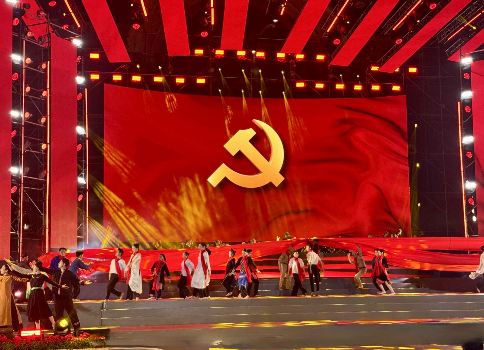 Chương trình nghệ thuật 'Ánh sáng niềm tin và khát vọng' chào mừng thành công Đại hội XIV của Đảng - Ảnh 1.