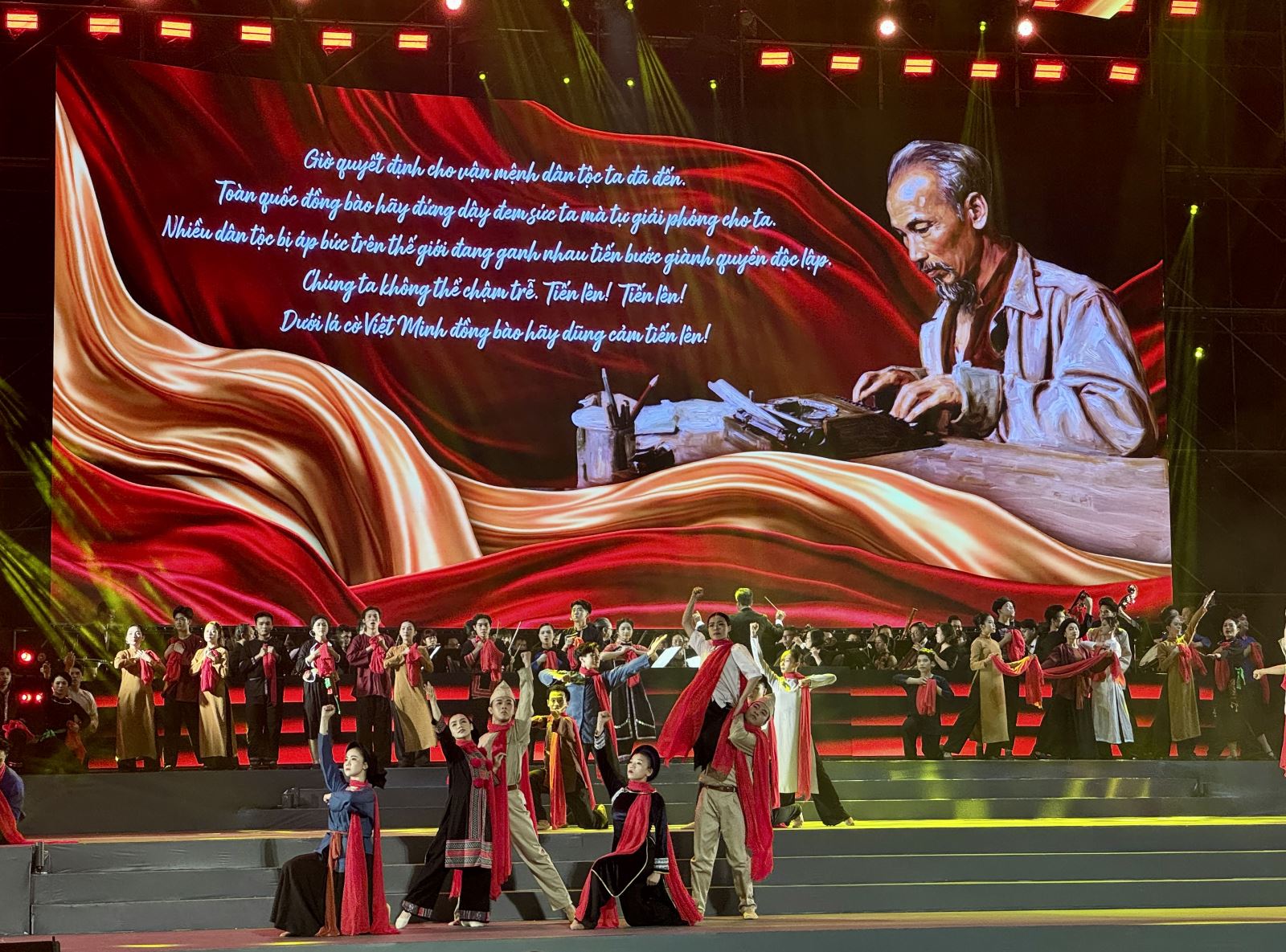 Chương trình nghệ thuật 'Ánh sáng niềm tin và khát vọng' chào mừng thành công Đại hội XIV của Đảng - Ảnh 2.