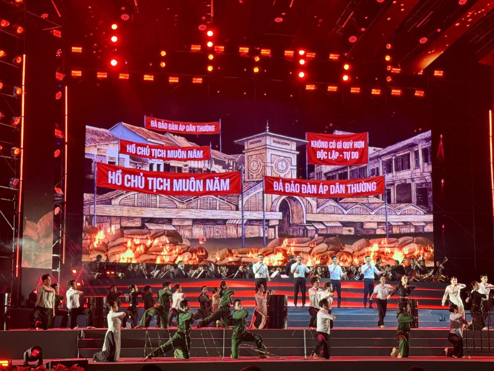 Chương trình nghệ thuật 'Ánh sáng niềm tin và khát vọng' chào mừng thành công Đại hội XIV của Đảng - Ảnh 7.