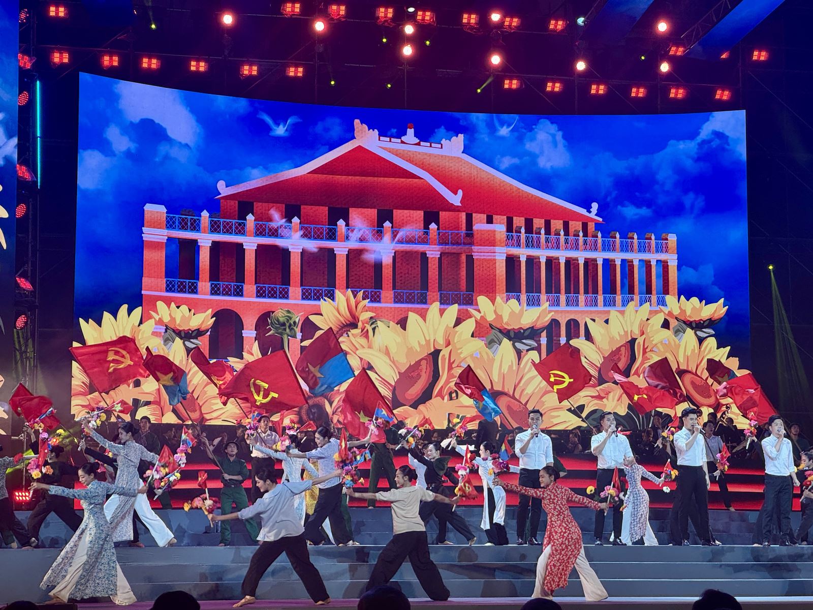 Chương trình nghệ thuật 'Ánh sáng niềm tin và khát vọng' chào mừng thành công Đại hội XIV của Đảng - Ảnh 10.