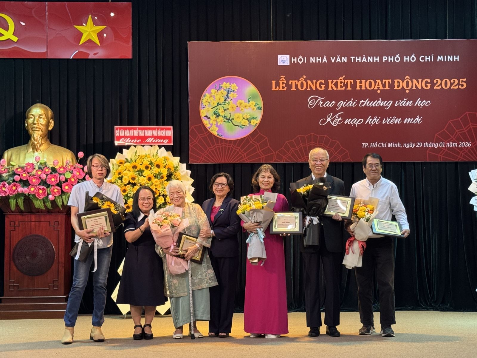 Giải thưởng Hội Nhà văn TP Hồ Chí Minh 2025: Tôn vinh những lối đi riêng trong sáng tạo - Ảnh 2. Giải thưởng Hội Nhà văn TP Hồ Chí Minh 2025: Tôn vinh những lối đi riêng trong sáng tạo - Ảnh 2.