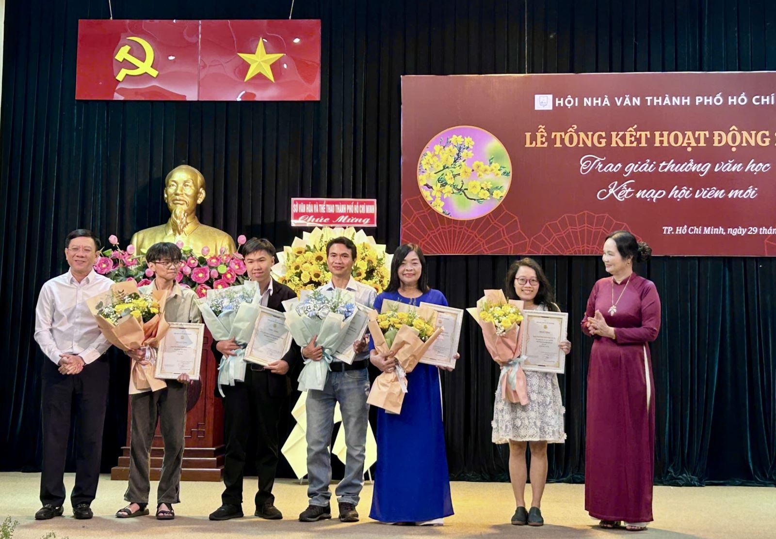 Giải thưởng Hội Nhà văn TP Hồ Chí Minh 2025: Tôn vinh những lối đi riêng trong sáng tạo - Ảnh 1. Giải thưởng Hội Nhà văn TP Hồ Chí Minh 2025: Tôn vinh những lối đi riêng trong sáng tạo - Ảnh 1.