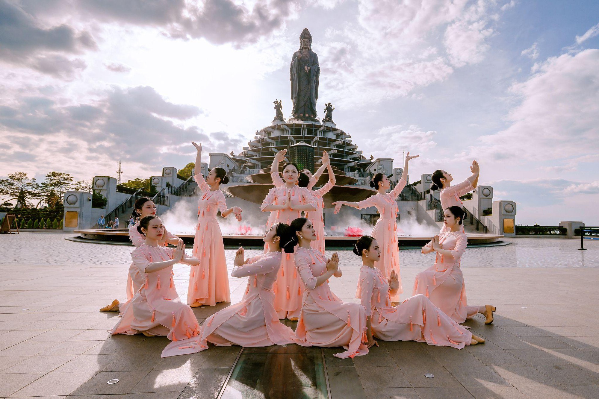 Hé lộ những điểm đến “hot hit” bậc nhất Tết Bính Ngọ này - Ảnh 4. Hé lộ những điểm đến “hot hit” bậc nhất Tết Bính Ngọ này - Ảnh 4.