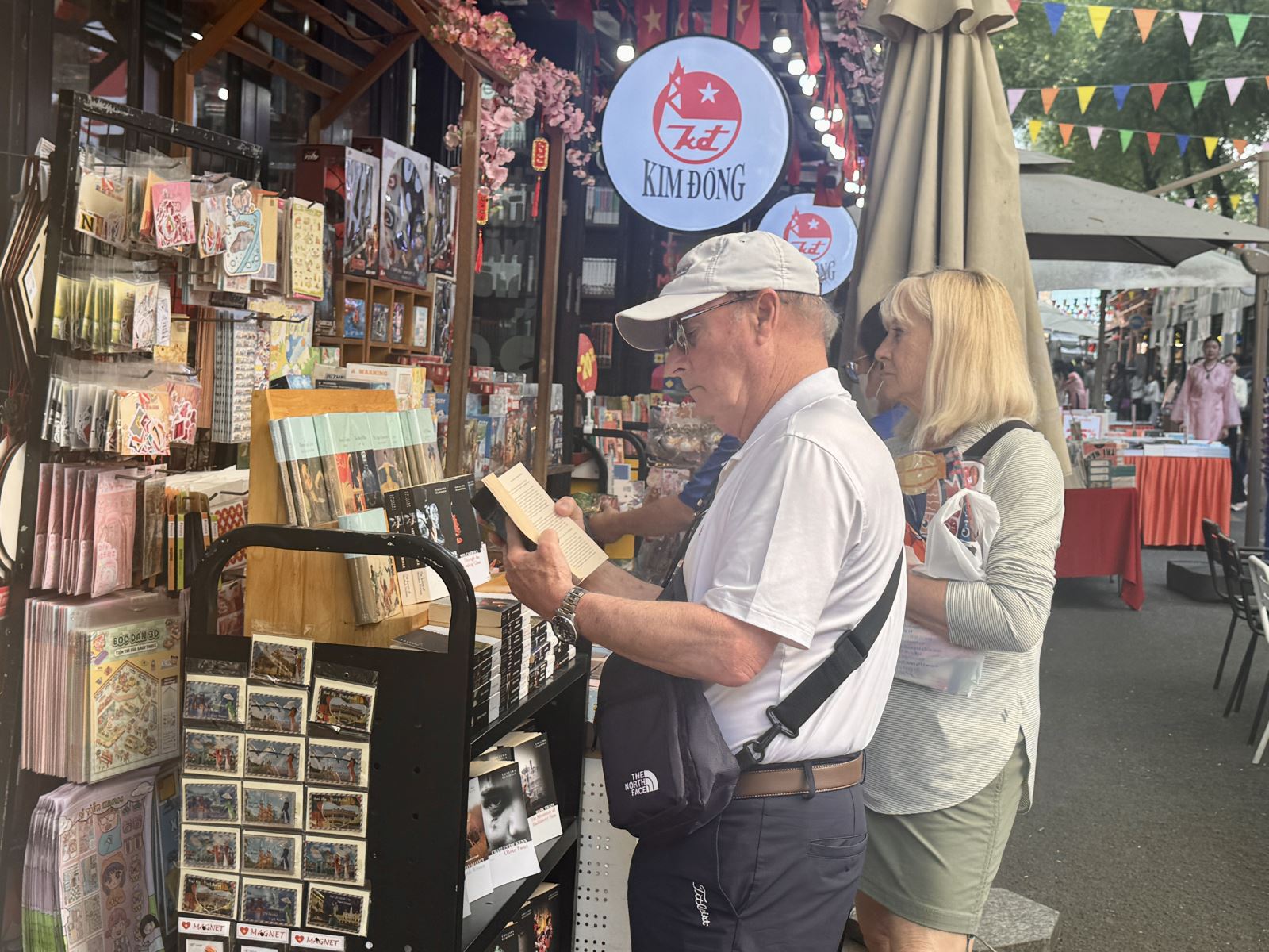 'Báo Xuân tiến bước thời đại số' lần đầu được triển lãm tại Đường sách TP Hồ Chí Minh - Ảnh 4.