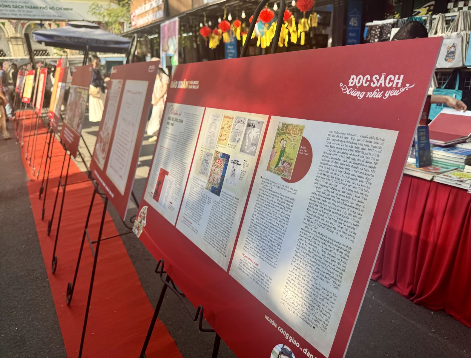 'Báo Xuân tiến bước thời đại số' lần đầu được triển lãm tại Đường sách TP Hồ Chí Minh - Ảnh 1.