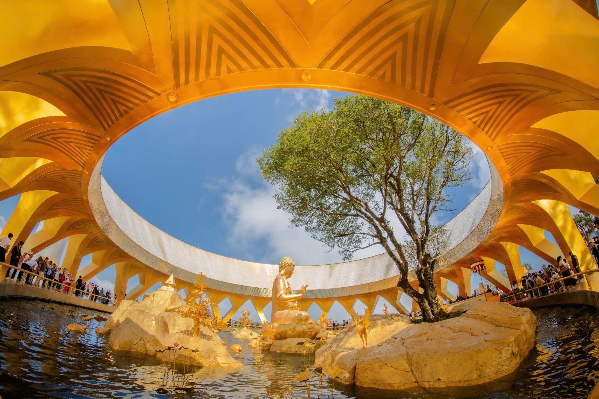 Từ truyền thuyết “cơn mưa vàng” đến tượng Phật Câu Na Hàm Mâu Ni trên núi Bà Đen - Ảnh 1.