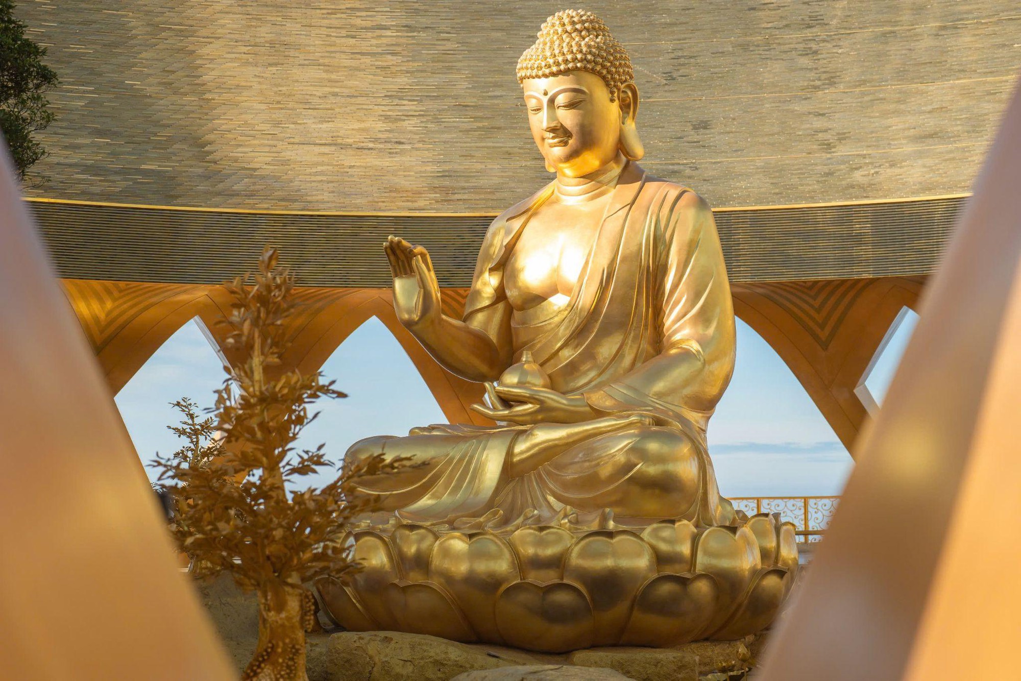 Từ truyền thuyết “cơn mưa vàng” đến tượng Phật Câu Na Hàm Mâu Ni trên núi Bà Đen - Ảnh 2.