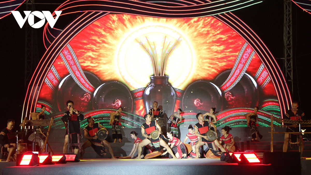 Đắk Lắk không tổ chức bắn pháo hoa đêm Giao thừa, tăng hoạt động văn hóa - Ảnh 1.