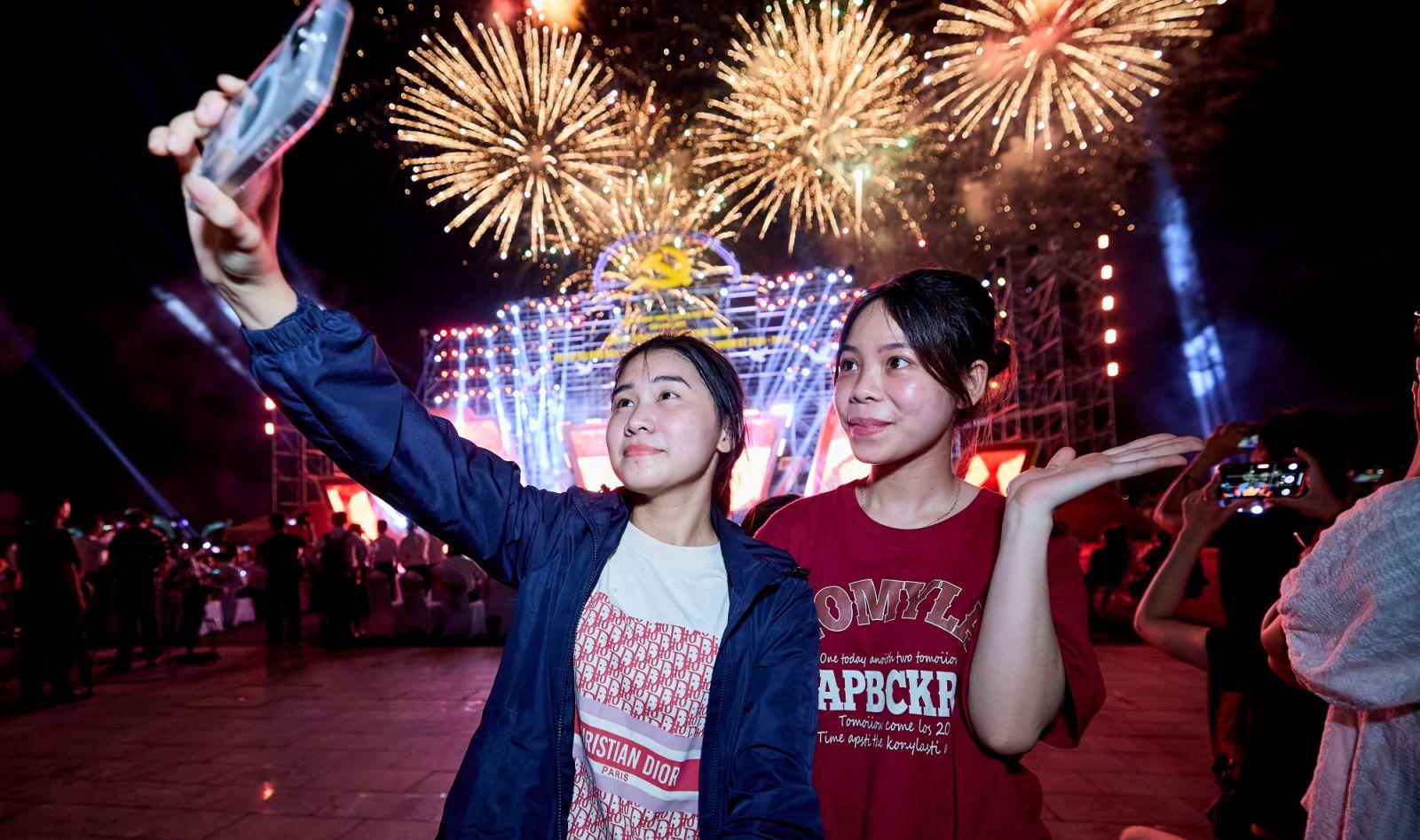 Sun Group tài trợ phường Hà Nam (Ninh Bình) bắn pháo hoa chào đón năm mới 2026 - Ảnh 2. Sun Group tài trợ phường Hà Nam (Ninh Bình) bắn pháo hoa chào đón năm mới 2026 - Ảnh 2.