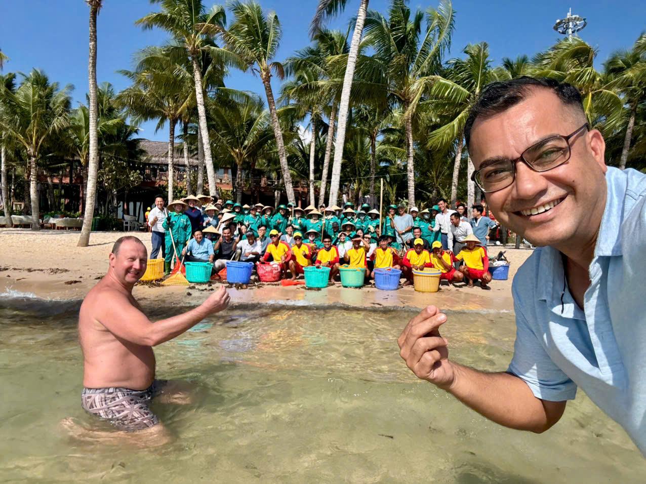 Hình ảnh đẹp: Hàng trăm người dân và du khách cùng làm sạch bãi biển Phú Quốc mùa gió chướng - Ảnh 2.