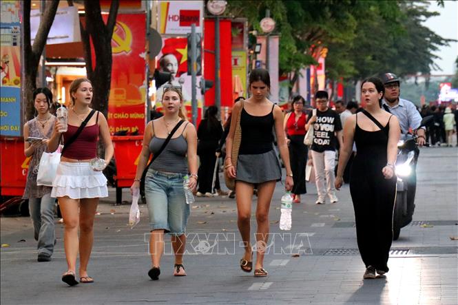 Ngành du lịch đón, phục vụ khoảng 3,5 triệu lượt khách dịp Tết Dương lịch - Ảnh 2.