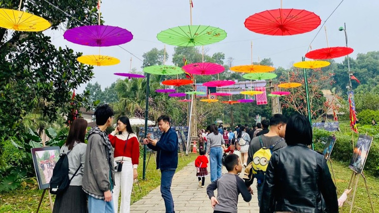 Ấm áp vui “Tết bản làng” tại Làng Văn hóa-Du lịch các dân tộc Việt Nam - Ảnh 2. Ấm áp vui “Tết bản làng” tại Làng Văn hóa-Du lịch các dân tộc Việt Nam - Ảnh 2.