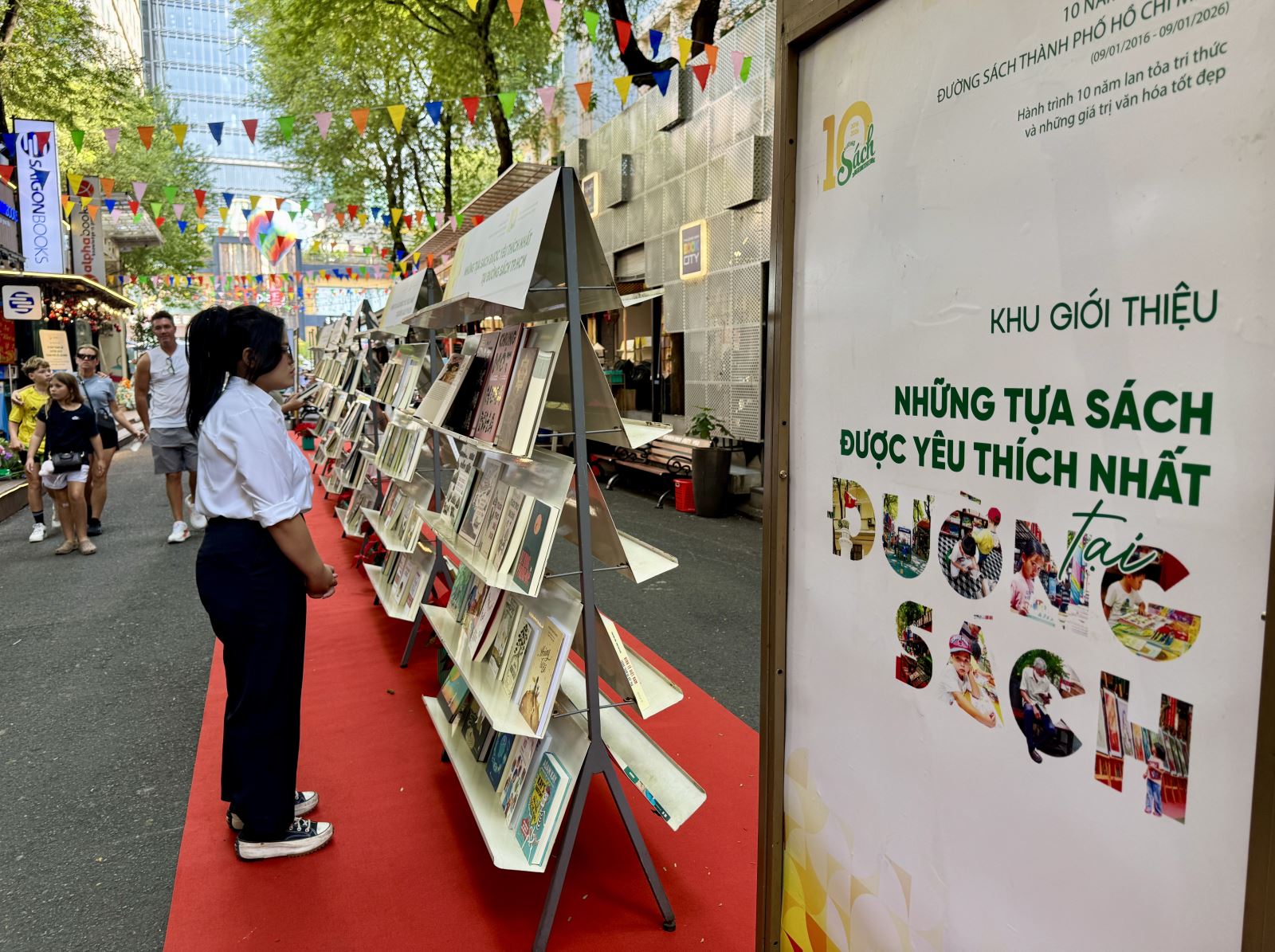 Đường sách TP Hồ Chí Minh: Từ không gian sách đến thiết chế văn hóa đô thị - Ảnh 2. Đường sách TP Hồ Chí Minh: Từ không gian sách đến thiết chế văn hóa đô thị - Ảnh 2.