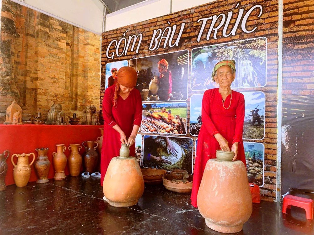 Khánh Hòa: Tổ chức chuỗi hoạt động văn hóa đặc sắc mừng Tết Bính Ngọ 2026 - Ảnh 2. Khánh Hòa: Tổ chức chuỗi hoạt động văn hóa đặc sắc mừng Tết Bính Ngọ 2026 - Ảnh 2.