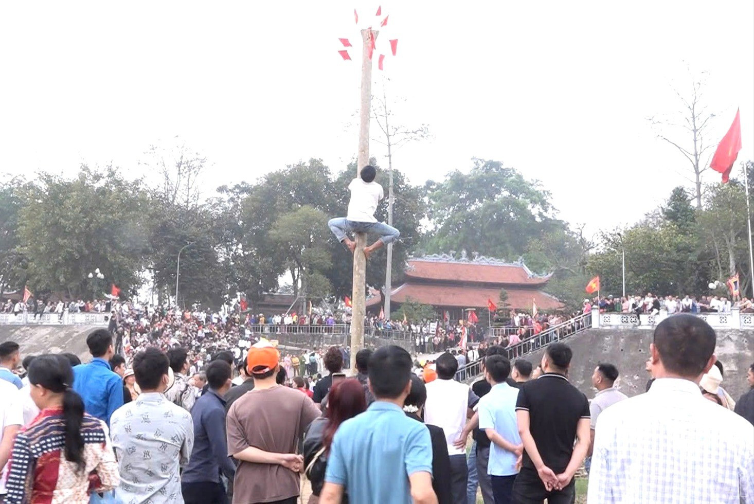 Tăng cường quản lý các lễ hội gắn với phát triển du lịch tâm linh ở Lào Cai - Ảnh 2.