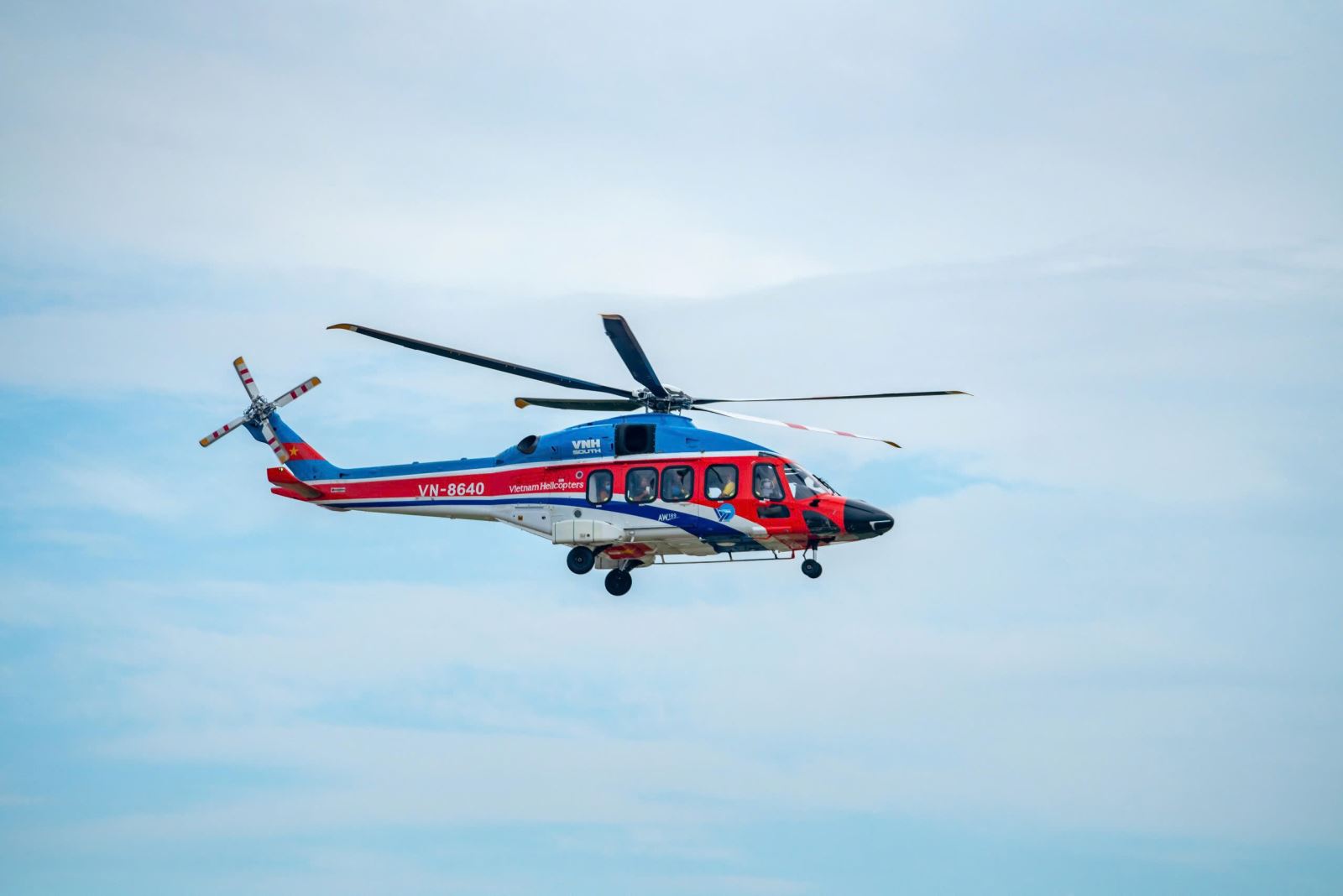 Khởi động trở lại tour trực thăng ngắm TP Hồ Chí Minh từ trên cao - Ảnh 3.