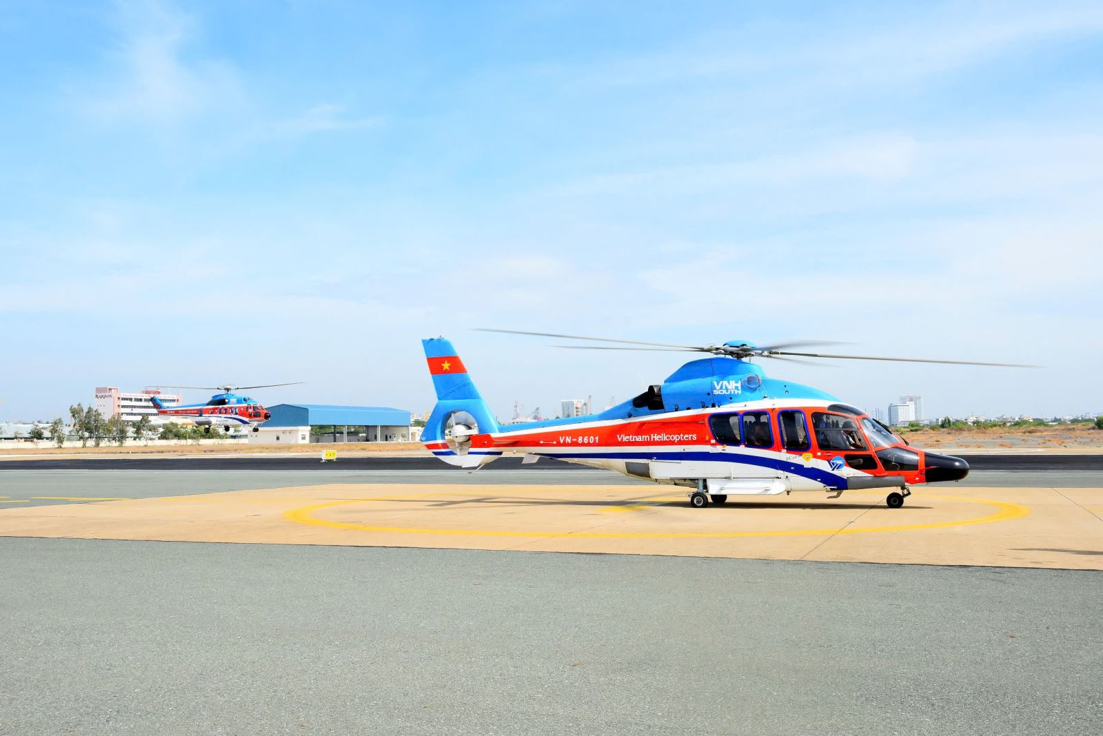 Khởi động trở lại tour trực thăng ngắm TP Hồ Chí Minh từ trên cao - Ảnh 1.