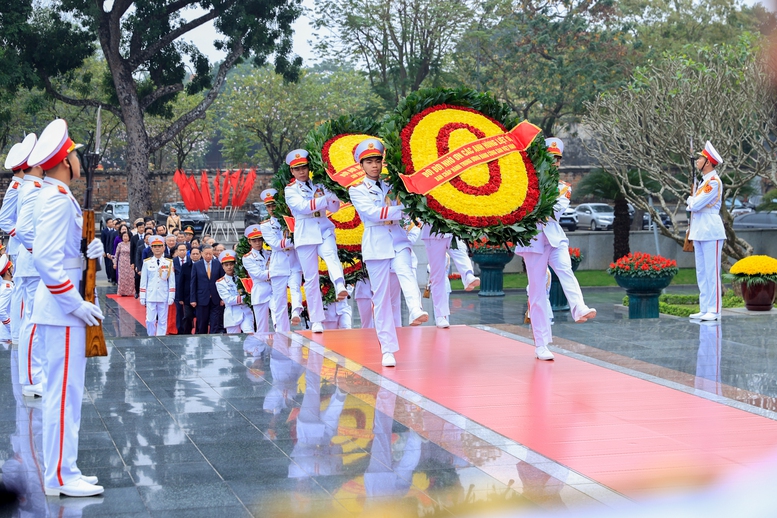 Lãnh đạo Đảng, Nhà nước vào Lăng viếng Chủ tịch Hồ Chí Minh nhân dịp Tết Nguyên đán Bính Ngọ - Ảnh 3.