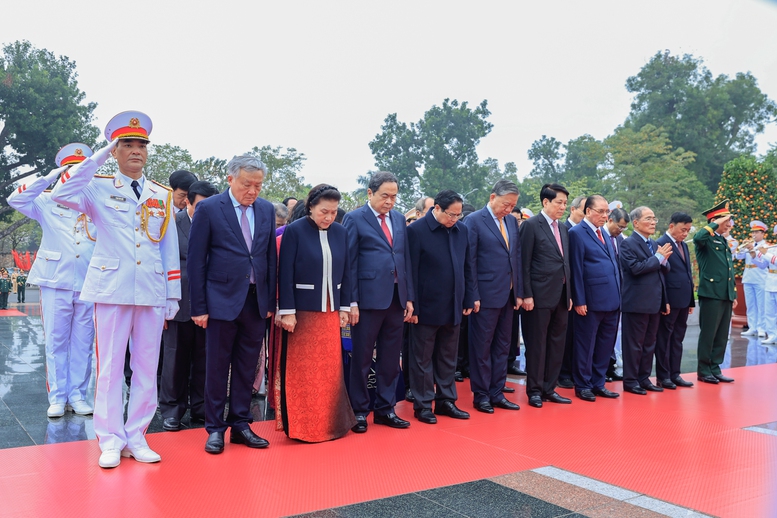 Lãnh đạo Đảng, Nhà nước vào Lăng viếng Chủ tịch Hồ Chí Minh nhân dịp Tết Nguyên đán Bính Ngọ - Ảnh 4.