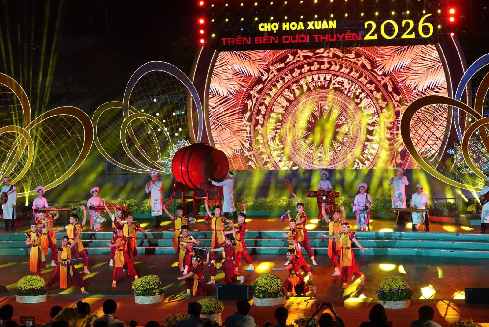 TP Hồ Chí Minh: Khai mạc Chợ hoa Xuân 'Trên bến dưới thuyền' Tết Bính Ngọ 2026 - Ảnh 2.