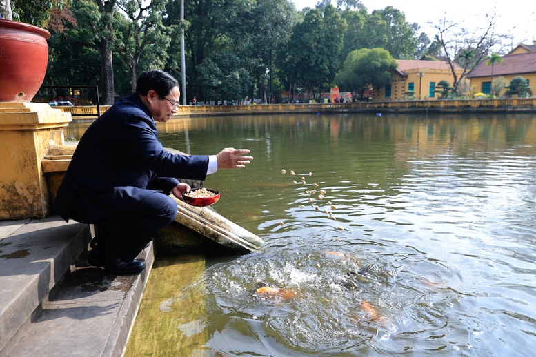 Thủ tướng Phạm Minh Chính dâng hương tưởng nhớ Chủ tịch Hồ Chí Minh - Ảnh 3.