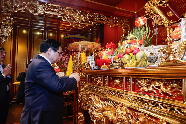 Thủ tướng Phạm Minh Chính dâng hương tại Hoàng thành Thăng Long - Ảnh 2.