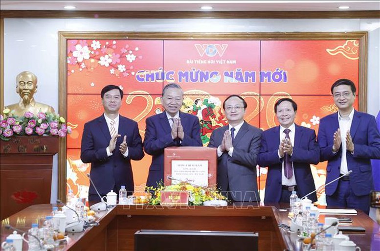 Tổng Bí thư Tô Lâm thăm, chúc Tết cán bộ, phóng viên VTV và VOV - Ảnh 7.