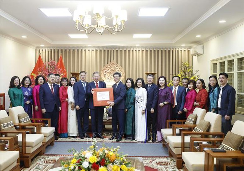 Tổng Bí thư Tô Lâm dâng hương tại Khu Di tích Hoàng thành Thăng Long và Di tích nhà 67 - Ảnh 2.