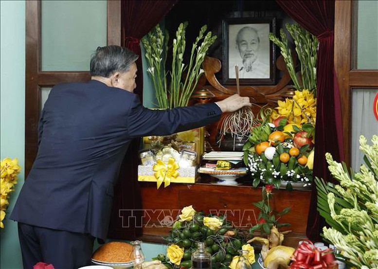 Tổng Bí thư Tô Lâm dâng hương tại Khu Di tích Hoàng thành Thăng Long và Di tích nhà 67 - Ảnh 3.