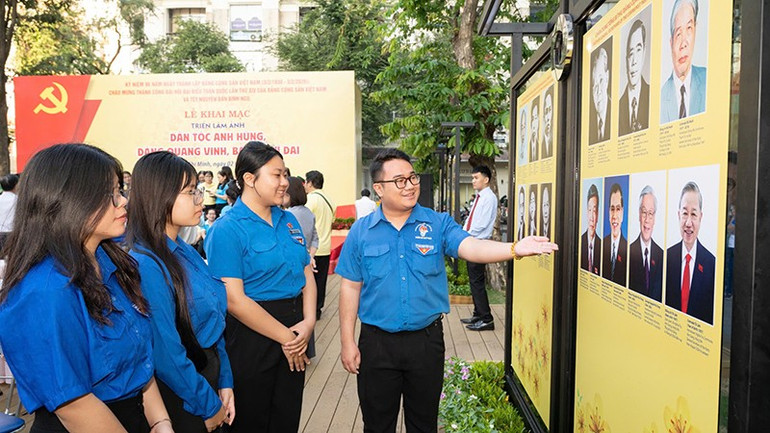 Thành phố Hồ Chí Minh triển lãm mừng 96 năm Ngày thành lập Đảng - Ảnh 4.