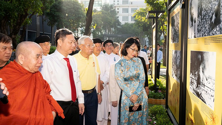 Thành phố Hồ Chí Minh triển lãm mừng 96 năm Ngày thành lập Đảng - Ảnh 3.