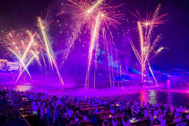 Từ đỉnh cao Fansipan đến Đảo Ngọc Phú Quốc: Một kỳ nghỉ Tết lịch sử của ngành du lịch Việt - Ảnh 2. Từ đỉnh cao Fansipan đến Đảo Ngọc Phú Quốc: Một kỳ nghỉ Tết lịch sử của ngành du lịch Việt - Ảnh 2.