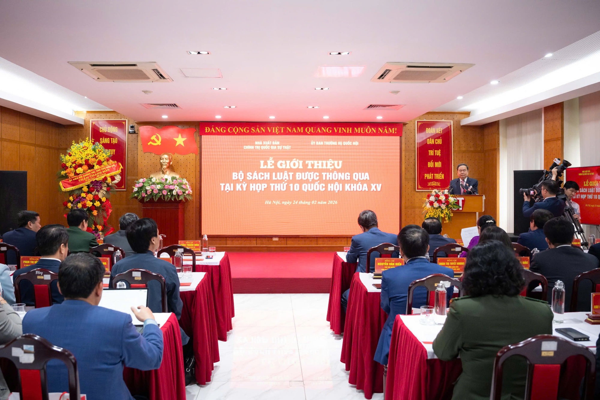 Giới thiệu Bộ sách Luật được thông qua tại Kỳ họp thứ 10, Quốc hội khoá XV - Ảnh 3. Giới thiệu Bộ sách Luật được thông qua tại Kỳ họp thứ 10, Quốc hội khoá XV - Ảnh 3.