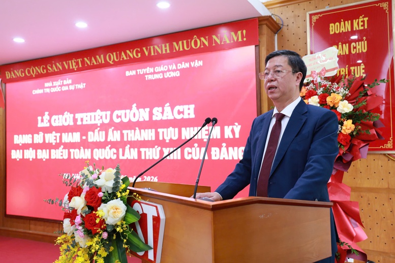 Giới thiệu cuốn sách về dấu ấn thành tựu nhiệm kỳ Đại hội lần thứ XIII của Đảng - Ảnh 1.