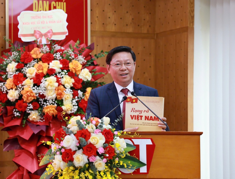 Giới thiệu cuốn sách về dấu ấn thành tựu nhiệm kỳ Đại hội lần thứ XIII của Đảng - Ảnh 2.