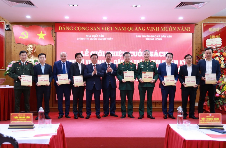 Giới thiệu cuốn sách về dấu ấn thành tựu nhiệm kỳ Đại hội lần thứ XIII của Đảng - Ảnh 3.