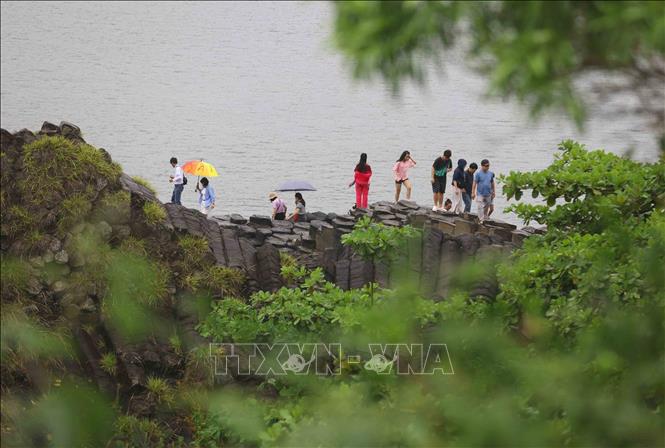 Du lịch rừng - biển hấp dẫn du khách những ngày đầu Xuân - Ảnh 1.