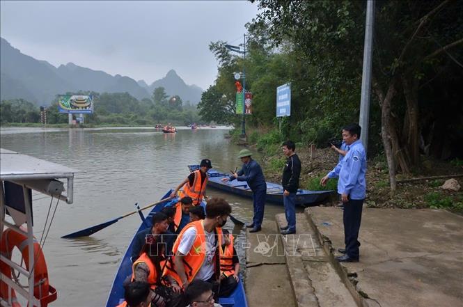 Hà Nội: Kiên quyết xử lý đò chùa Hương chở khách không mặc áo phao - Ảnh 2.
