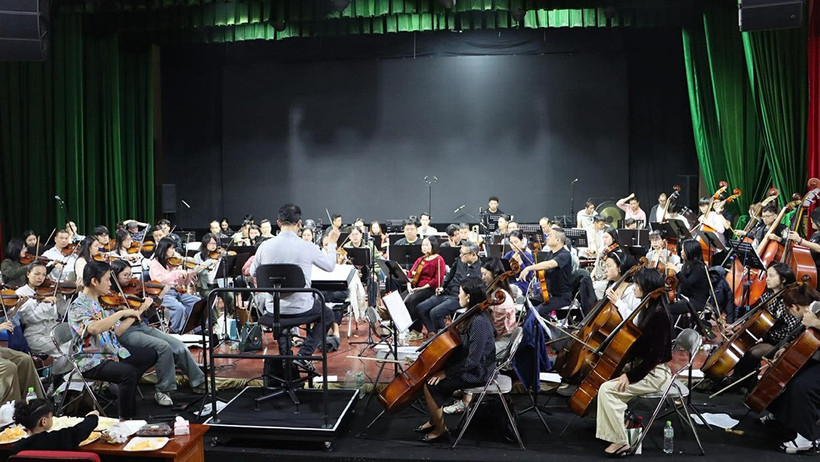 Gần 200 nghệ sĩ biểu diễn chương trình nghệ thuật giao hưởng “Thanh âm dưới ánh mặt trời” - Ảnh 1. Gần 200 nghệ sĩ biểu diễn chương trình nghệ thuật giao hưởng “Thanh âm dưới ánh mặt trời” - Ảnh 1.