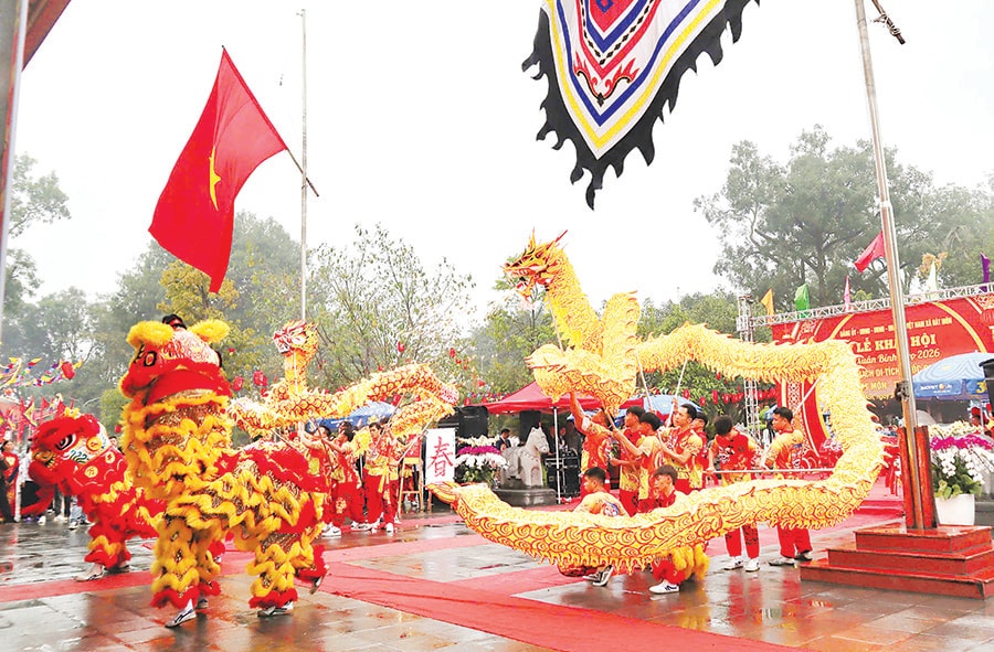 Khơi nguồn văn hóa từ hội làng mùa xuân - Ảnh 1. Khơi nguồn văn hóa từ hội làng mùa xuân - Ảnh 1.