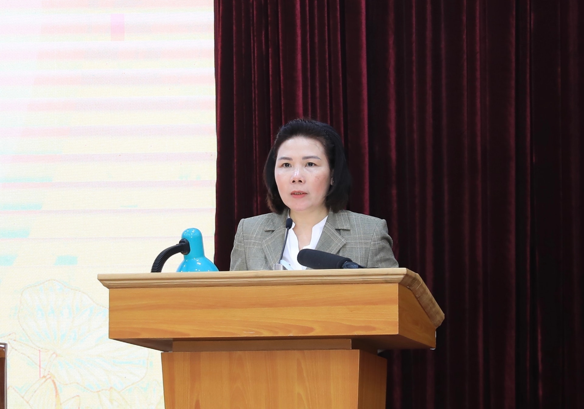 Hội nghị tiếp xúc giữa cử tri với người ứng cử đại biểu Quốc hội Khóa XVI, đơn vị bầu cử số 10 thành phố Hà Nội - Ảnh 4. Hội nghị tiếp xúc giữa cử tri với người ứng cử đại biểu Quốc hội Khóa XVI, đơn vị bầu cử số 10 thành phố Hà Nội - Ảnh 4.