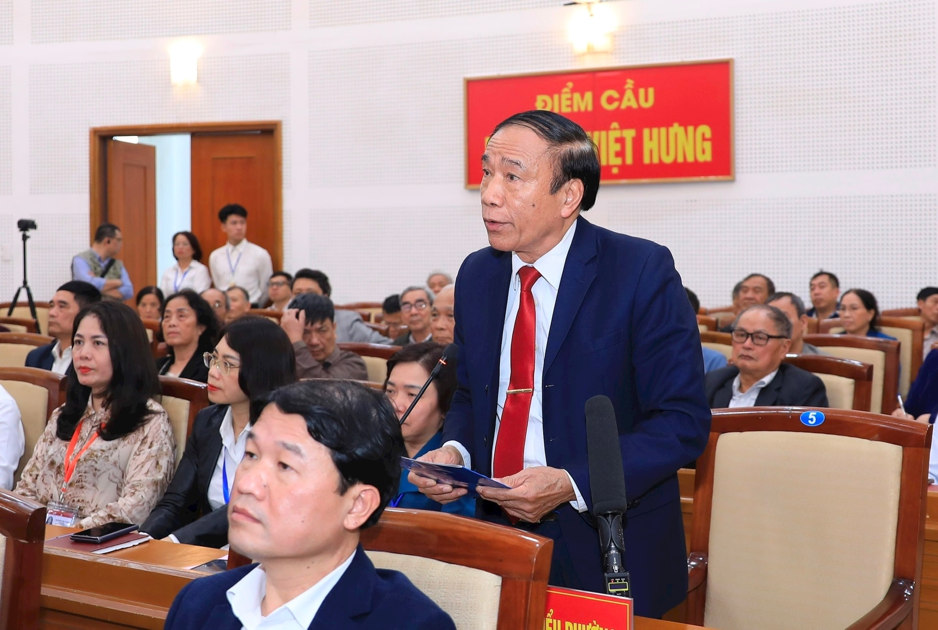 Hội nghị tiếp xúc giữa cử tri với người ứng cử đại biểu Quốc hội Khóa XVI, đơn vị bầu cử số 10 thành phố Hà Nội - Ảnh 8. Hội nghị tiếp xúc giữa cử tri với người ứng cử đại biểu Quốc hội Khóa XVI, đơn vị bầu cử số 10 thành phố Hà Nội - Ảnh 8.