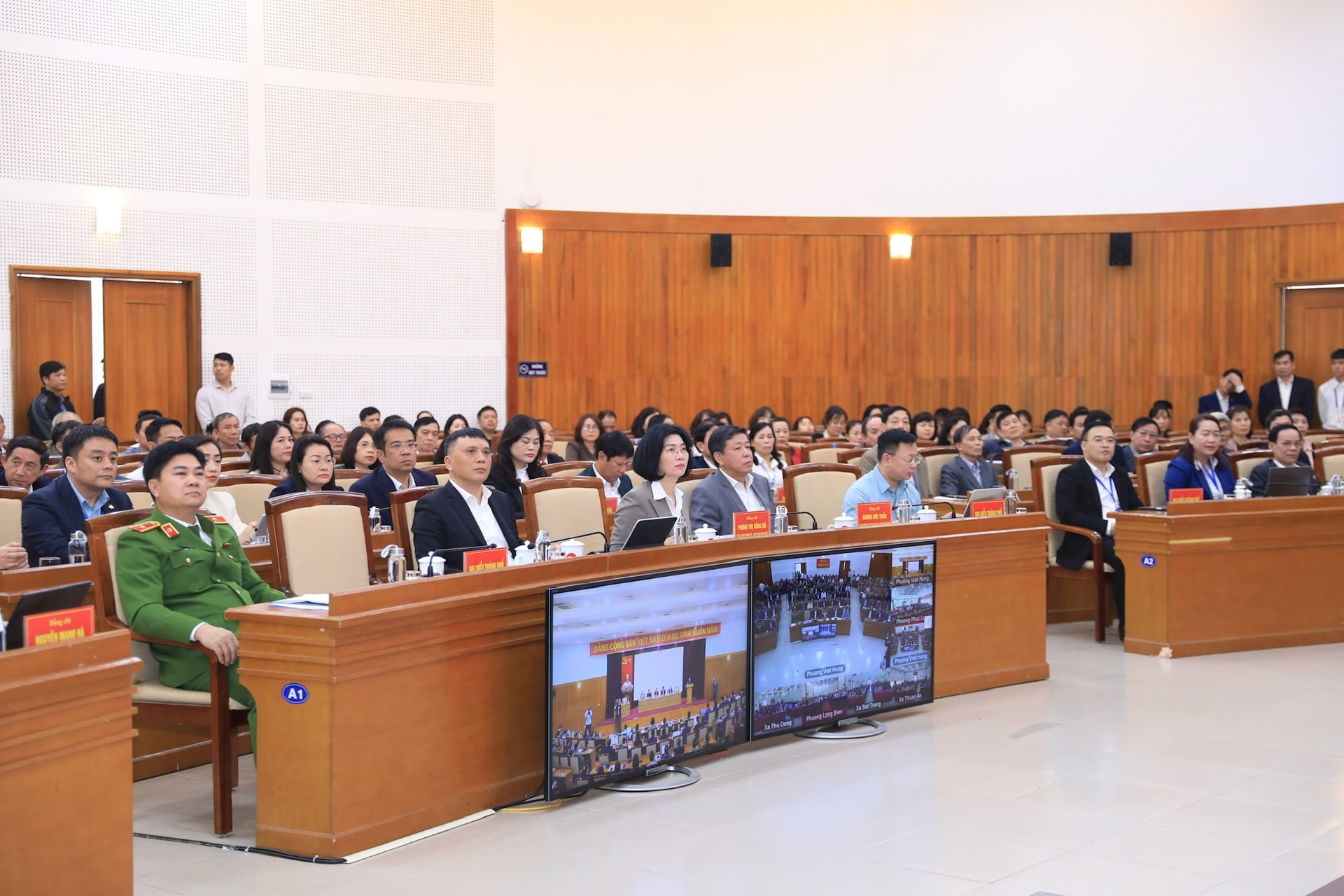 Hội nghị tiếp xúc giữa cử tri với người ứng cử đại biểu Quốc hội Khóa XVI, đơn vị bầu cử số 10 thành phố Hà Nội - Ảnh 7. Hội nghị tiếp xúc giữa cử tri với người ứng cử đại biểu Quốc hội Khóa XVI, đơn vị bầu cử số 10 thành phố Hà Nội - Ảnh 7.