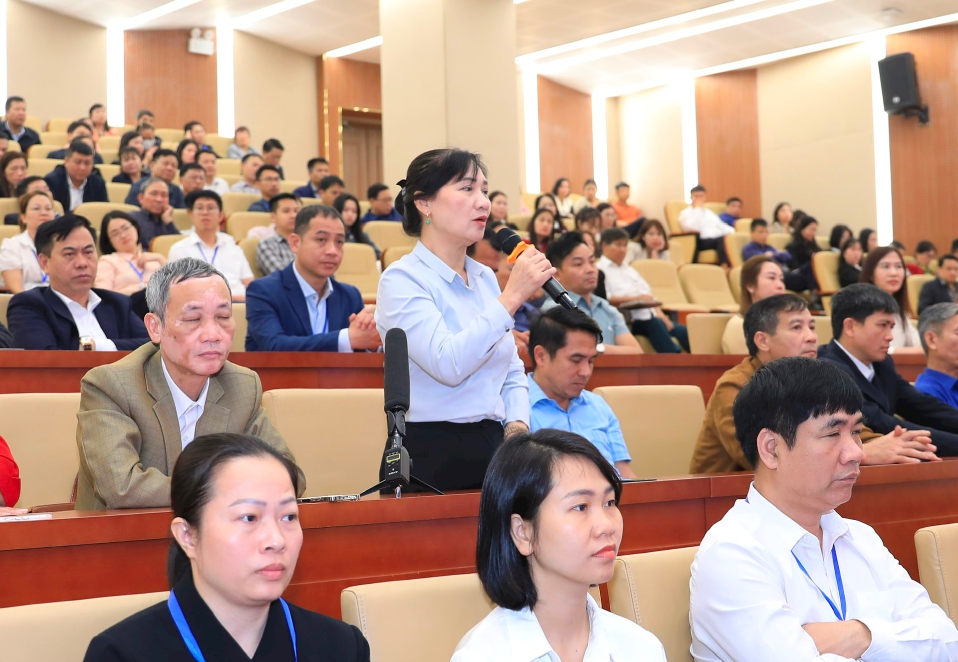 Bí thư Thành ủy Hà Nội Nguyễn Duy Ngọc, Thứ trưởng Thường trực Bộ VHTTDL Lâm Thị Phương Thanh và các ứng cử viên đại biểu Quốc hội tiếp xúc cử tri, vận động bầu cử - Ảnh 8.