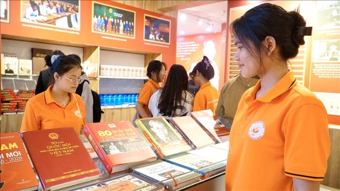 Gia Lai trưng bày hơn 2.000 tài liệu về bầu cử đại biểu Quốc hội và HĐND các cấp - Ảnh 2.